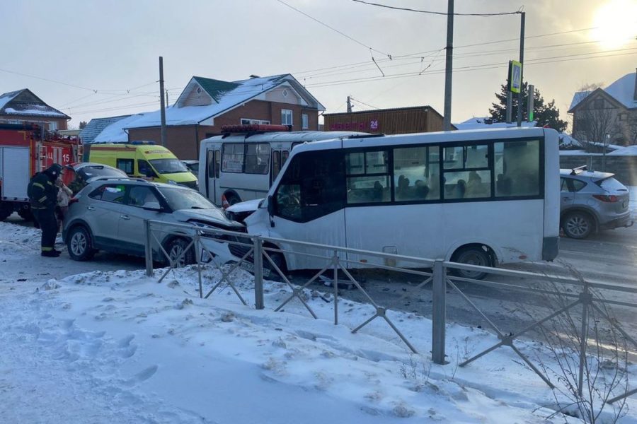 Женщина пострадала в ДТП с участием маршрутки и легковушки в Новосибирске