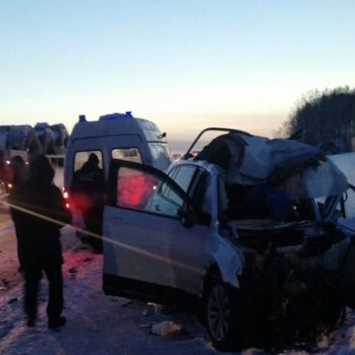Семья с детьми пострадала в ДТП с грузовиком под Новосибирском