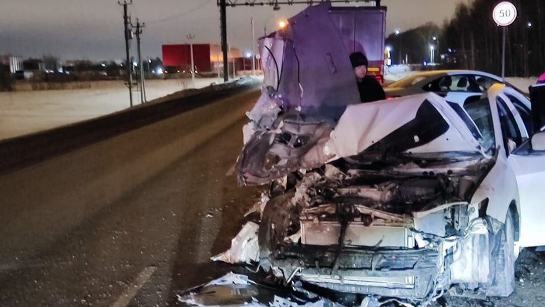 Пассажир Toyota погиб в ДТП с большегрузом на трассе под Новосибирском 