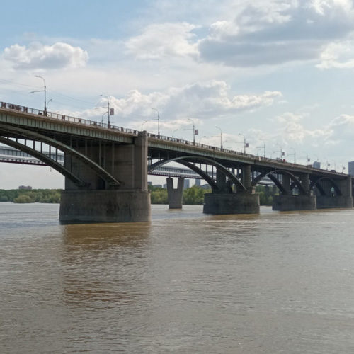 Опоры освящение монтируют на Октябрьском мосту в Новосибирске