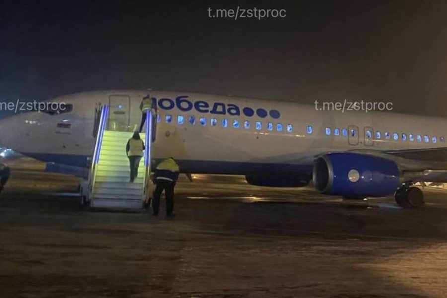 Самолет Победы из-за неисправности экстренно приземлился в Новосибирске