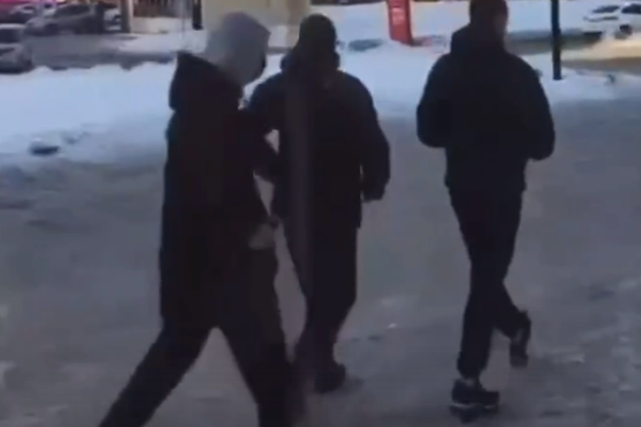 Подростки разбили двери и распылили газ в новосибирском ТЦ