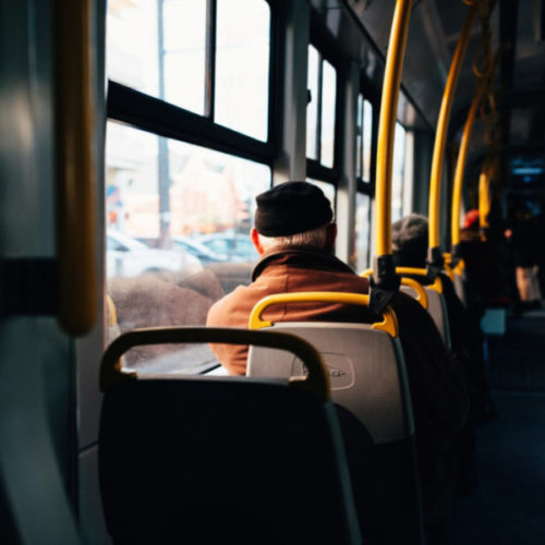Автобус переехал пенсионерку, пытавшуюся на ходу заскочить в салон в Новосибирске