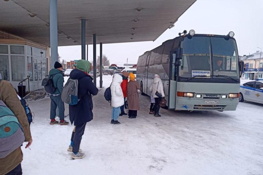 Автобус с 36 пассажирами сломался в мороз на трассе в Новосибирской области