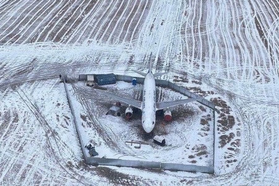 Самолет, севший в поле под Новосибирском, разберут на части
