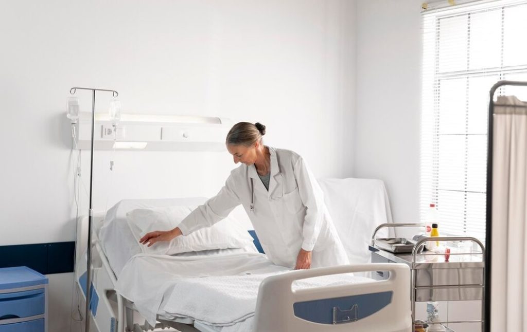 Пациентов новосибирской облбольницы отправили по домам из-за холода в палатах