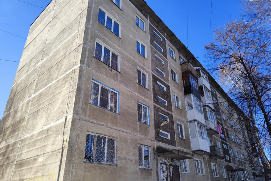 Не дала денег на водку: мигрант сбросил свою дочь с 5 этажа в Новосибирске