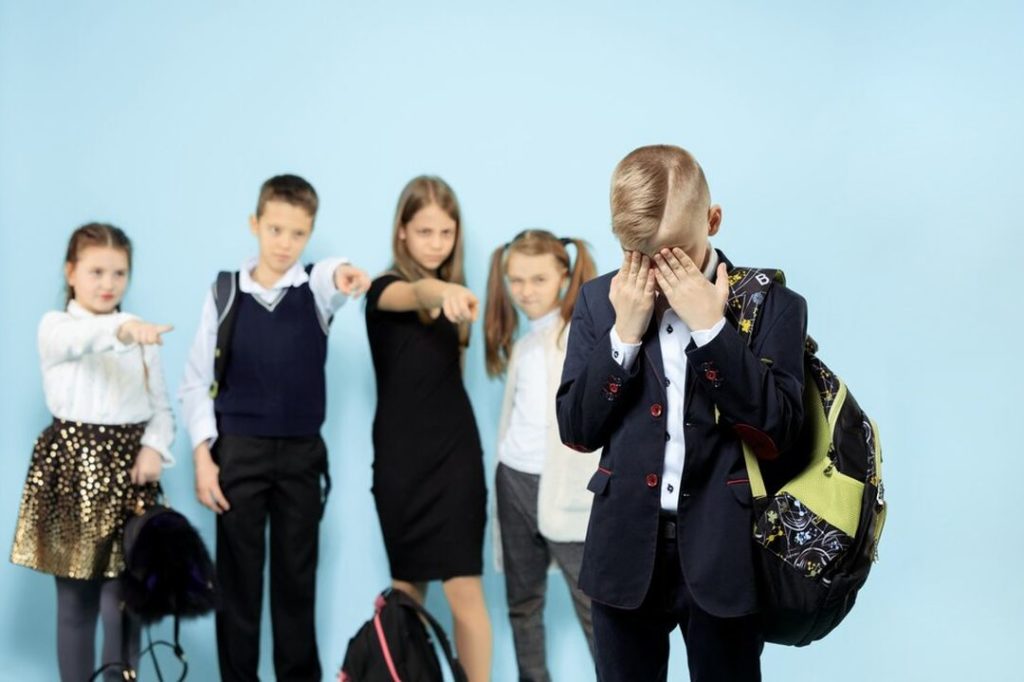 Школьник попал в больницу с переломом позвоночника после потасовки в Новосибирске