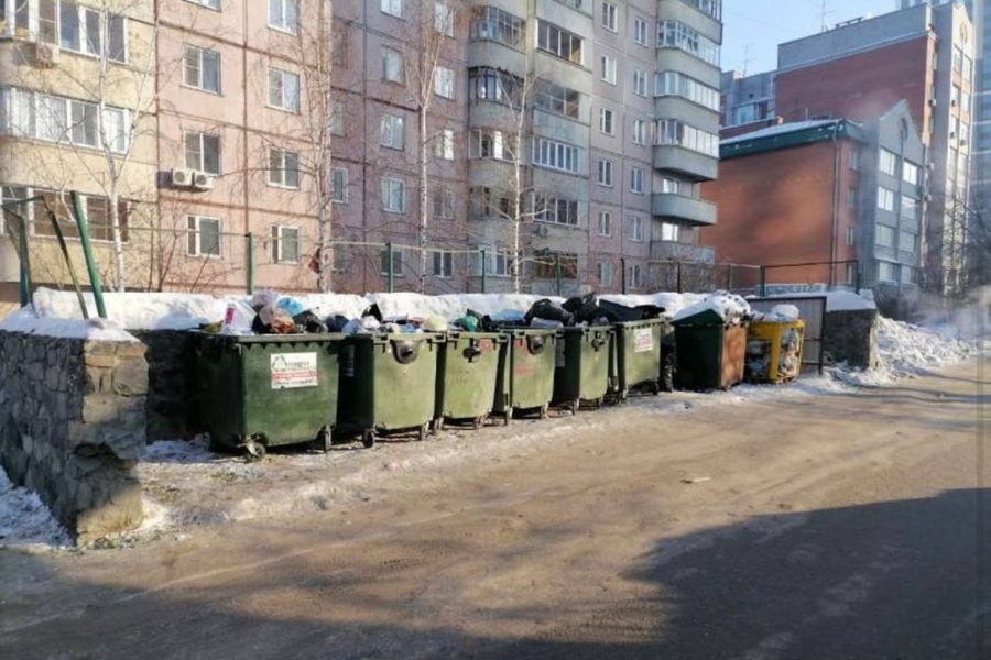 В Новосибирске оштрафовали УК за грязную площадку с мусорными контейнерами