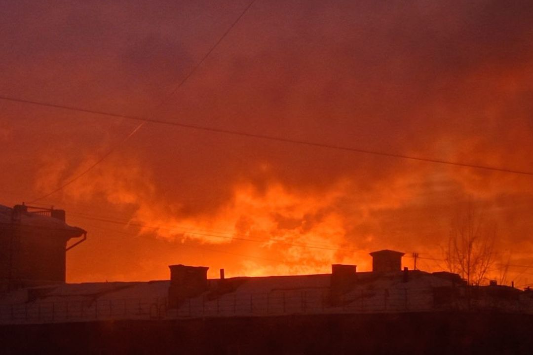 Яркие фото с розовым закатом показали в соцсетях жители Новосибирска