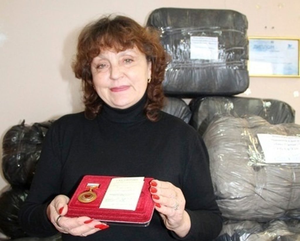 Новосибирскую пенсионерку наградили медалью за помощь бойцам СВО