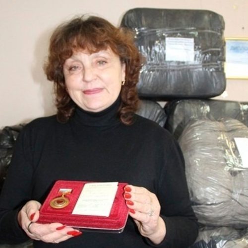 Новосибирскую пенсионерку наградили медалью за помощь бойцам СВО