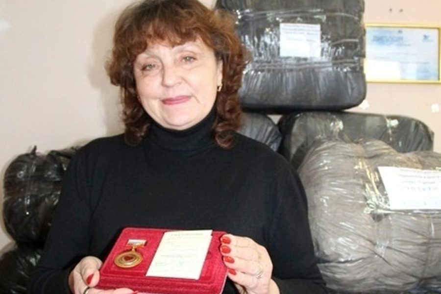 Новосибирскую пенсионерку наградили медалью за помощь бойцам СВО