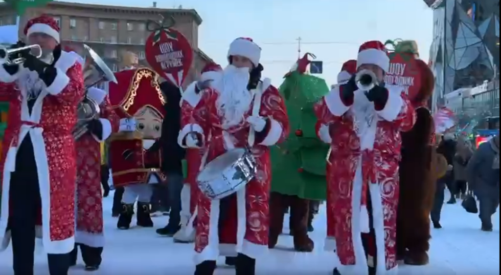 Экс-мэр Новосибирска Анатолий Локоть восхитился карнавальным шествием игрушек