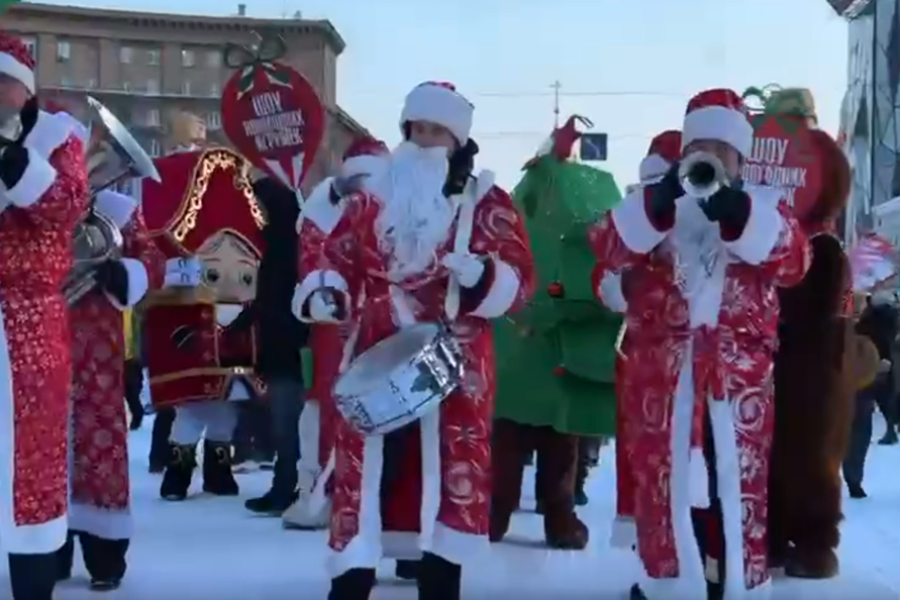 Экс-мэр Новосибирска Анатолий Локоть восхитился карнавальным шествием игрушек