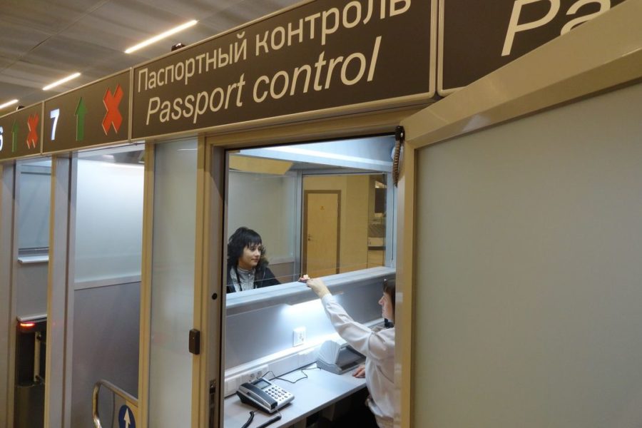 Более 60 жителей Новосибирска не выпустили заграницу из-за ошибок в паспорте