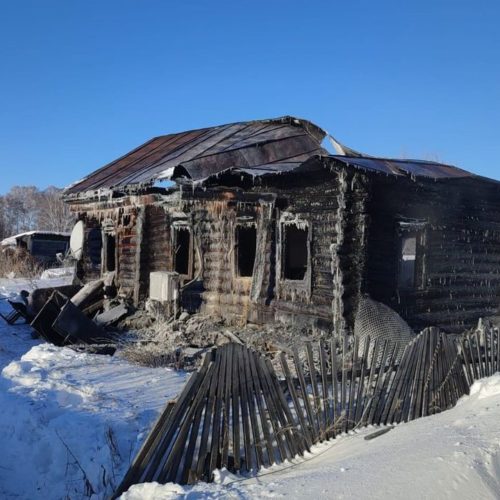 Мать с двумя детьми погибла в пожаре в поселке под Новосибирском