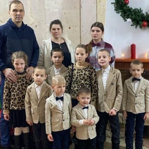 Сирот из Донбасса приютила многодетная семья из Новосибирска