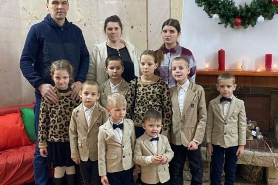 Сирот из Донбасса приютила многодетная семья из Новосибирска
