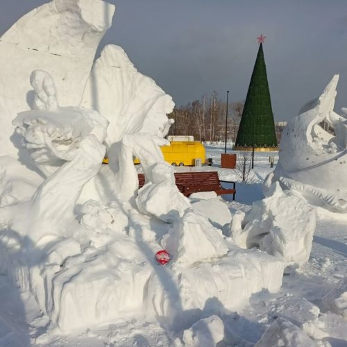 Вандалы разрушили снежные скульптуры после фестиваля в Новосибирске