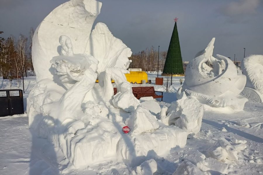 Вандалы разрушили снежные скульптуры после фестиваля в Новосибирске