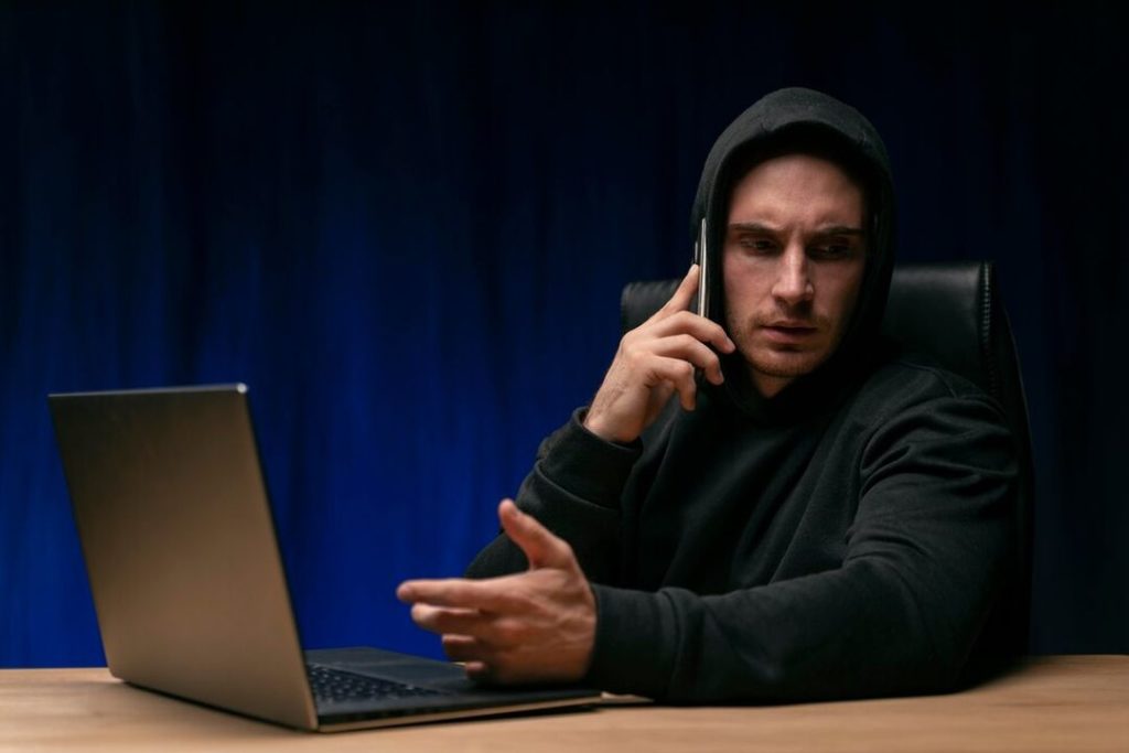 Телефонный мошенник обманул на 400 тысяч пенсионера из Новосибирска