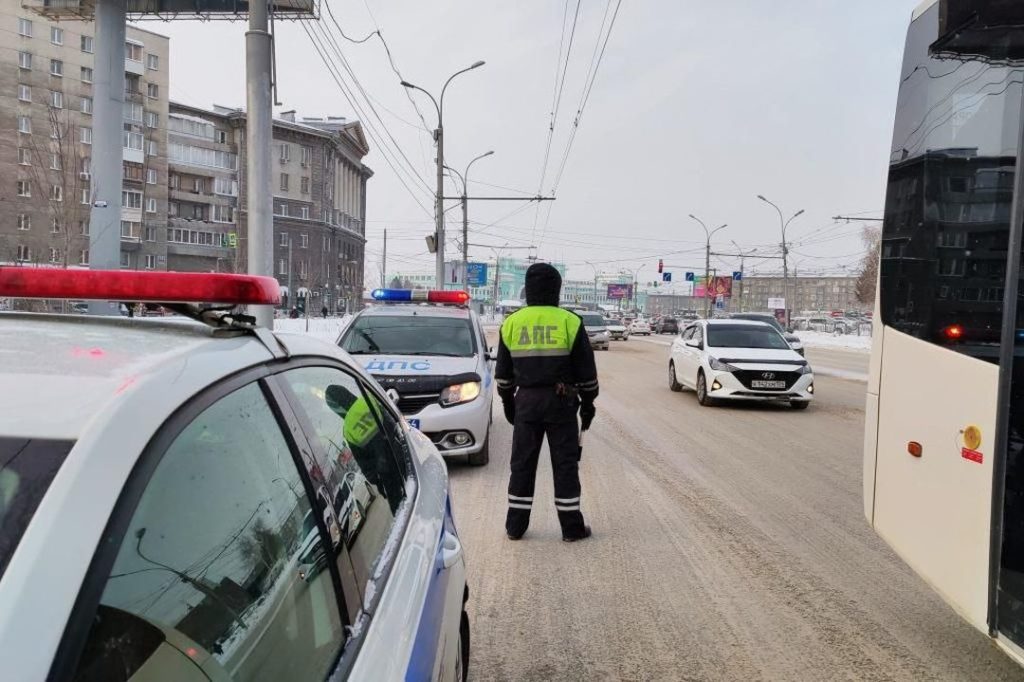 Штраф и арест на 15 суток: охоту на водителей в тонированных машинах открыли полицейские в Новосибирске