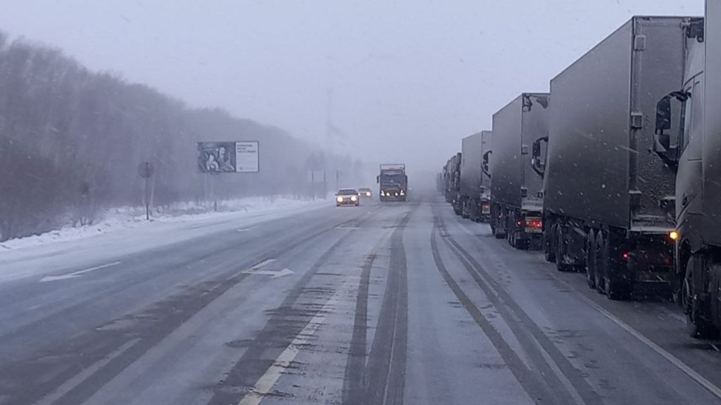 Ограничения для движения транспорта сняли на трассе под Новосибирском