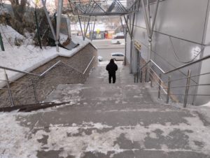 Качество уборки лестниц и тротуаров в Новосибирске раскритиковал Олег Клемешов