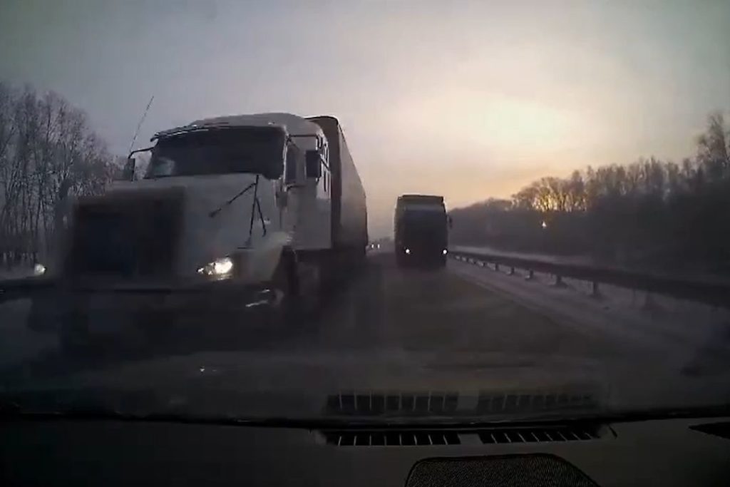 «Да ну на фиг*»: сибиряки чудом выжили, проскочив между фур на трассе под Новосибирском (впечатляющее видео)