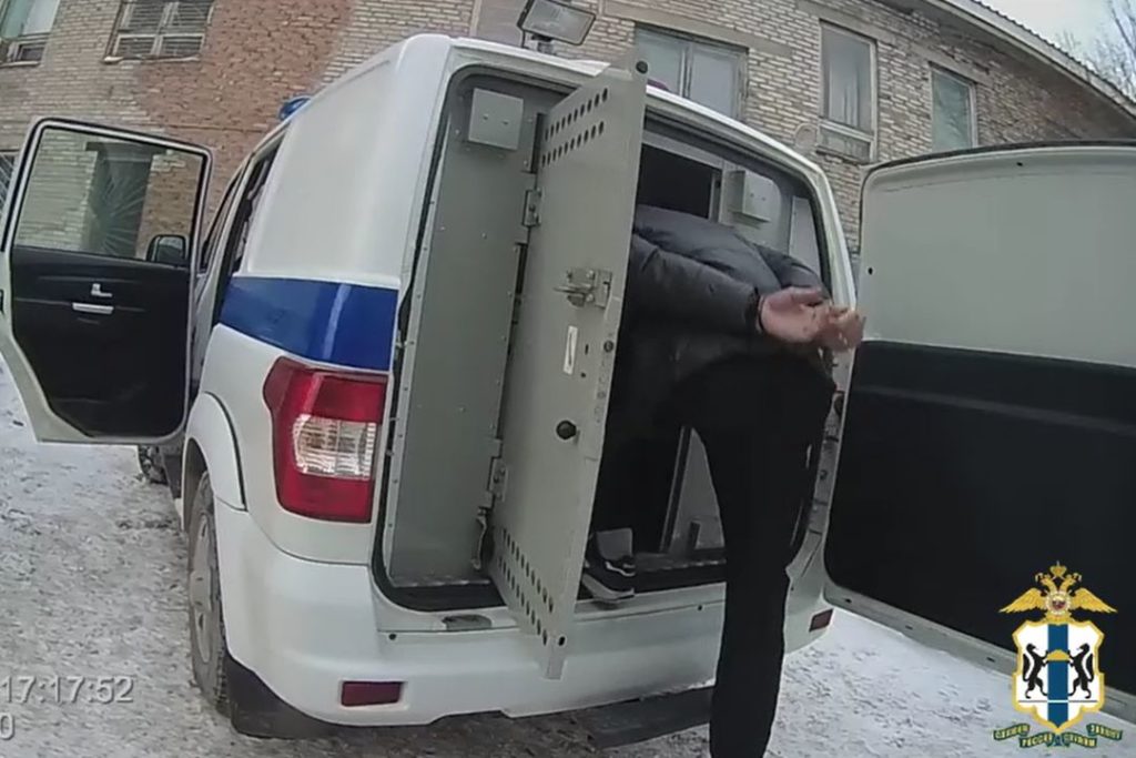 Храбрые покупатели задержали грабителя магазина в Новосибирске (видео)