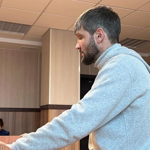 Сибиряку с молотком судья смягчил приговор за нападение на полицейского