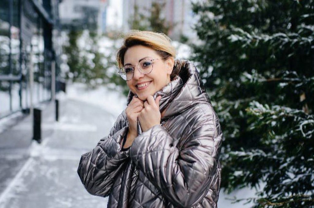 Между нами молния: специалист поделилась секретом, как не убиться током, снимая пуховик