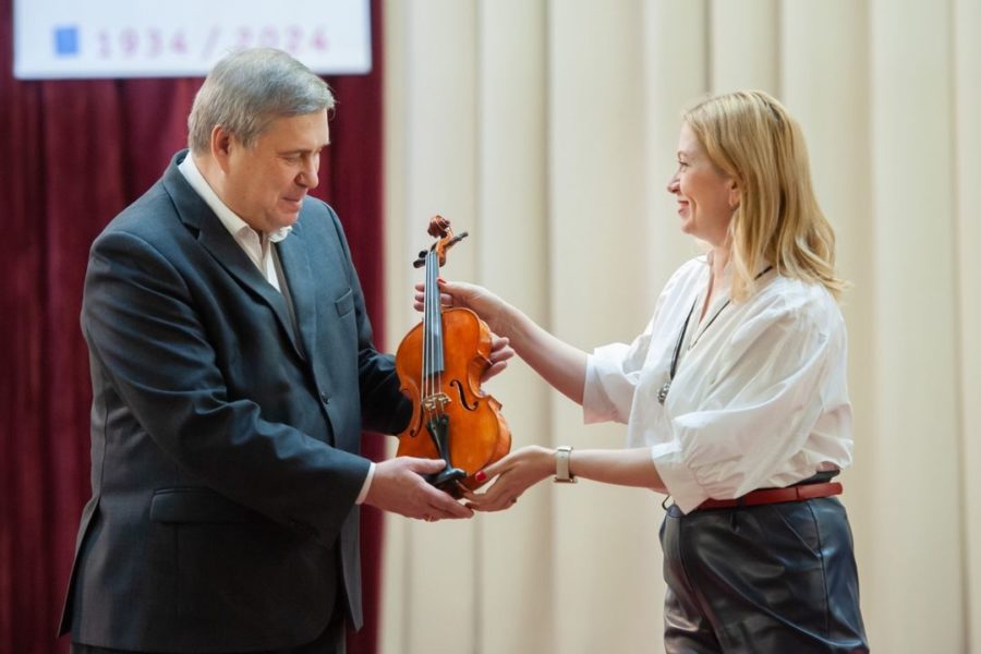 В монастыре ЛНР изготовили уникальную скрипку для Новосибирска