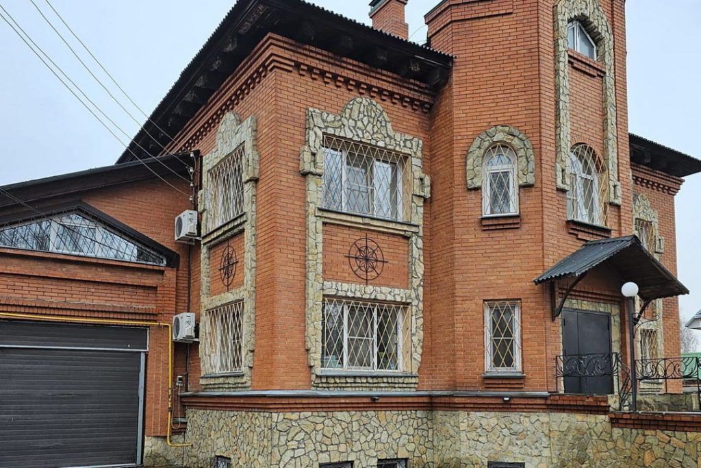 Дом-крепость с зимним садом продают за 35 миллионов рублей в Новосибирске