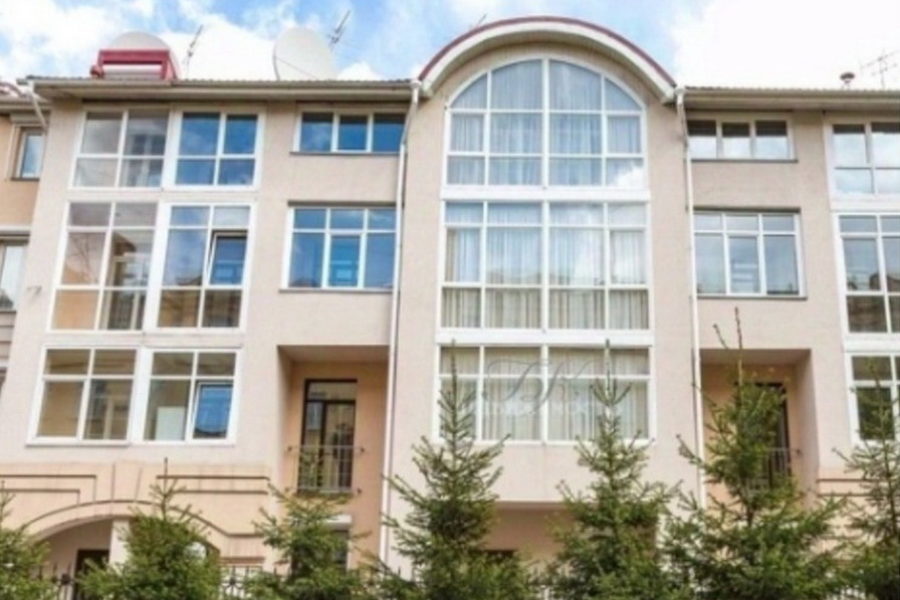 4-этажную квартиру с бассейном продают в центре Новосибирска