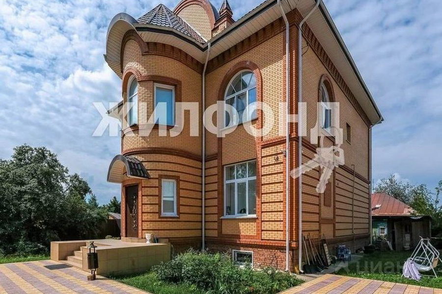 Дом-крепость с зимним садом продают за 35 миллионов рублей в Новосибирске.