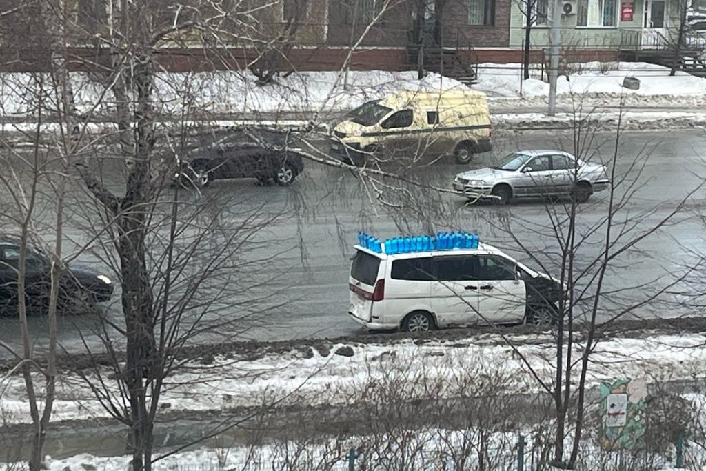 На обочинах дорог открыли сезон продавцы «омывайки» в Новосибирске