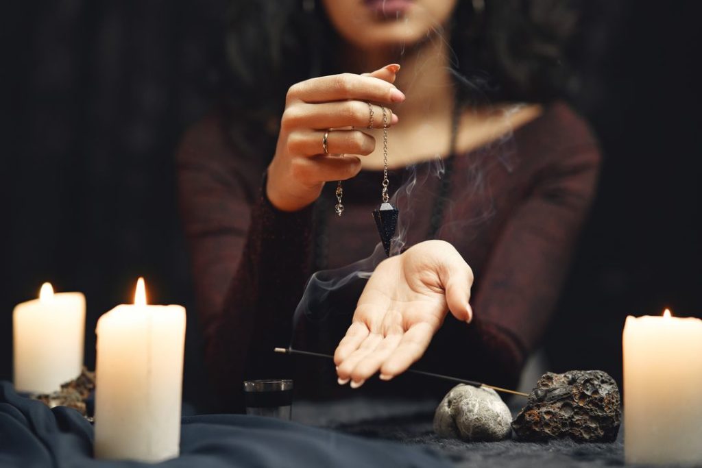 Любовь зла: полицейские из Астрахани поймали фальшивую ведьму в Новосибирске