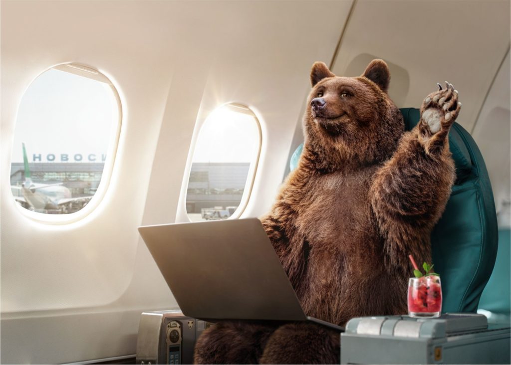 Какой банк начисляет кешбэк рублями до 60 000 в год и милями без ограничений