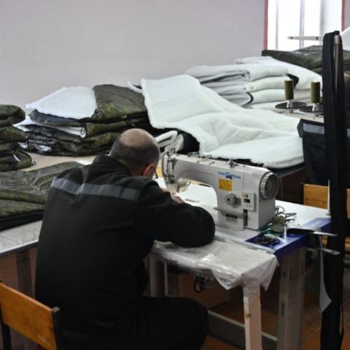 Осужденные изготовили более 8 тысяч вещей для бойцов СВО в Новосибирской области