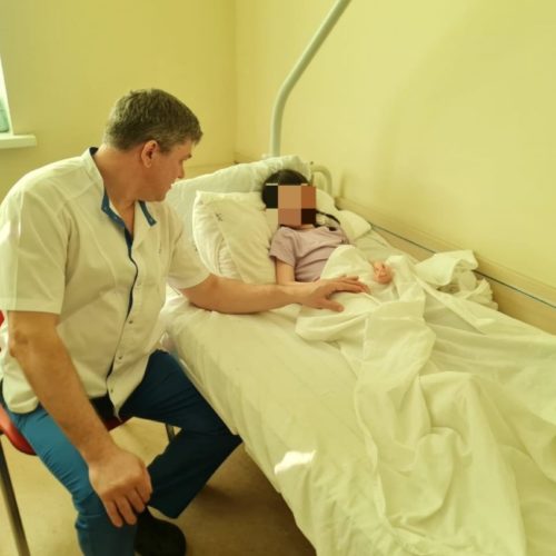 Хрустальную девочку спасли врачи с помощью современных технологий в Новосибирске