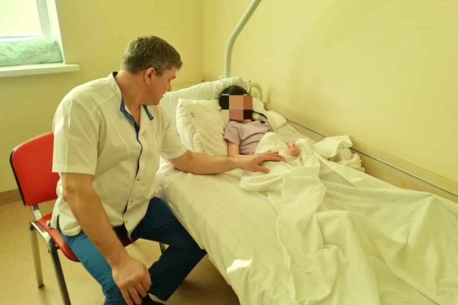 Хрустальную девочку спасли врачи с помощью современных технологий в Новосибирске