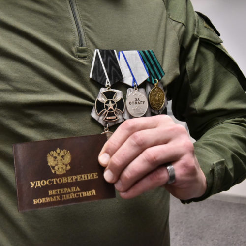 Андрей Травников вручил участникам специальной военной операции удостоверения «Ветеран боевых действий»