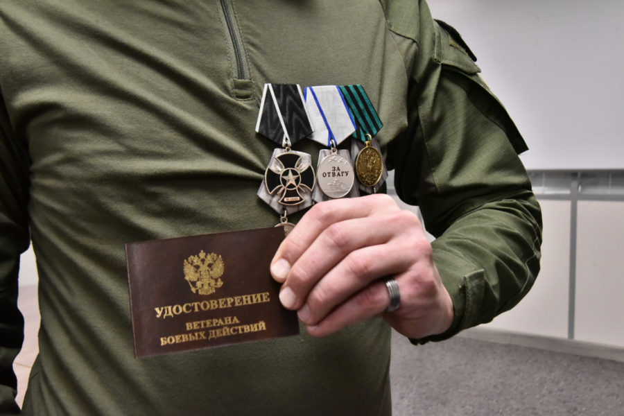 Андрей Травников вручил участникам специальной военной операции удостоверения «Ветеран боевых действий»