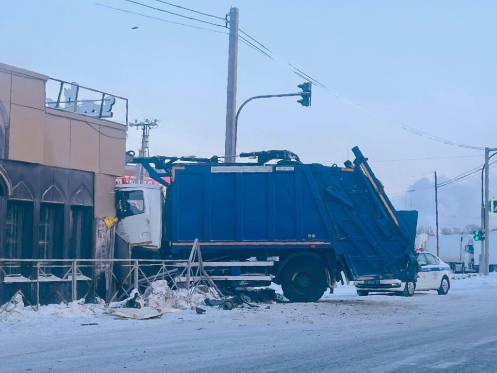 Грузовик и мусоровоз столкнулись в Новосибирске