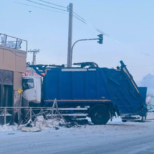 Грузовик и мусоровоз столкнулись в Новосибирске