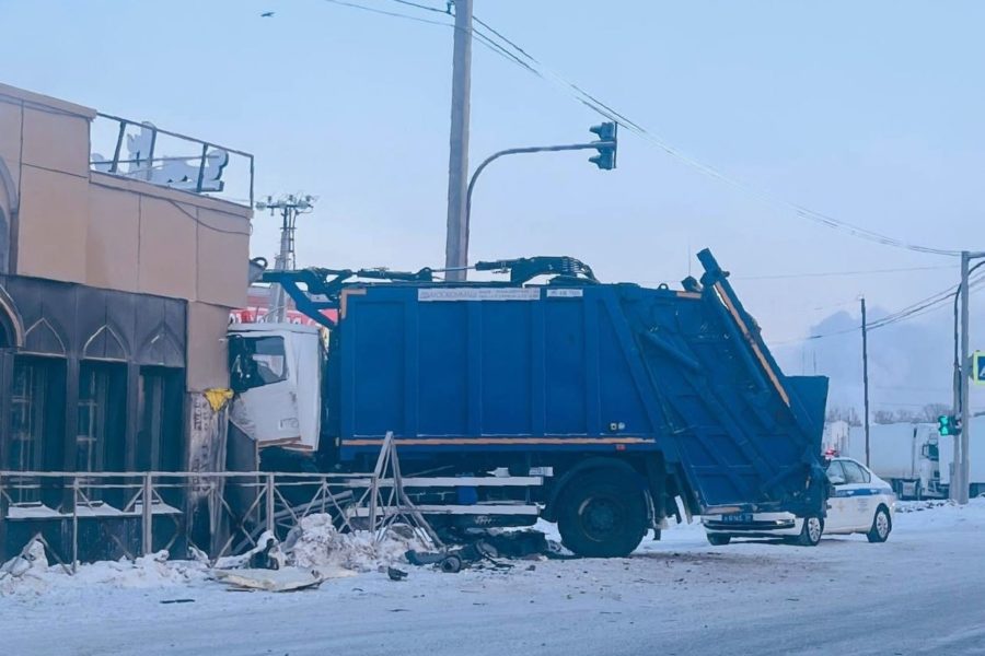 Грузовик и мусоровоз столкнулись в Новосибирске