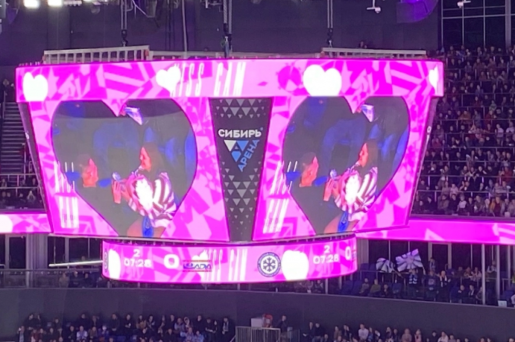 Новосибирец сделал предложение возлюбленной на матче ХК «Сибирь»