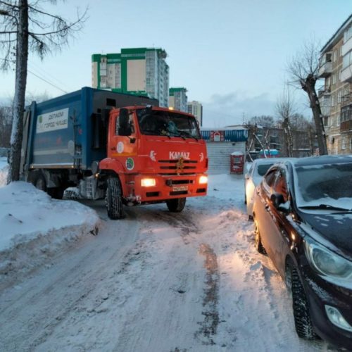 Экипаж мусоровоза вернул сумку с деньгами и банковской картой жительнице Новосибирска